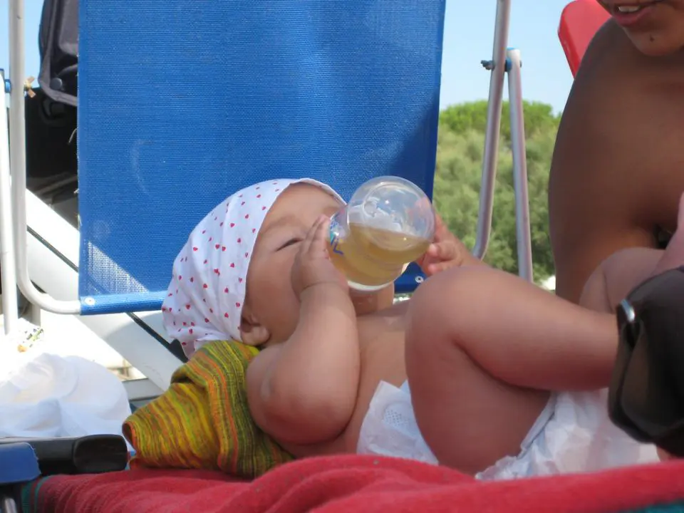 a quel age bebe boit seul son biberon