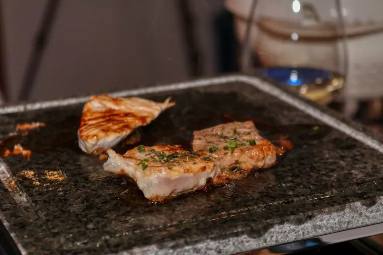 découvrez l'art de la raclette, un plat savoureux et convivial qui réunit amis et famille autour d'un délicieux fromage fondu. apprenez à préparer ce classique de la gastronomie suisse avec des pommes de terre, des charcuteries et des légumes pour une expérience culinaire réchauffante.