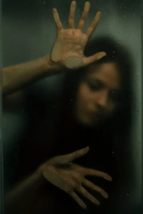 découvrez l'agoraphobie, une forme d'anxiété intense liée à la peur des espaces ouverts ou des lieux publics. apprenez à reconnaître ses symptômes, comprendre ses causes et explorer les méthodes de traitement et de gestion de cette condition pour améliorer votre bien-être.
